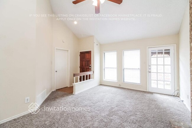 3703 Clover Hill Ln in Carrollton, TX - Foto de edificio - Building Photo