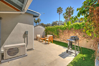 9955 Baybreeze Dr in Huntington Beach, CA - Foto de edificio - Building Photo