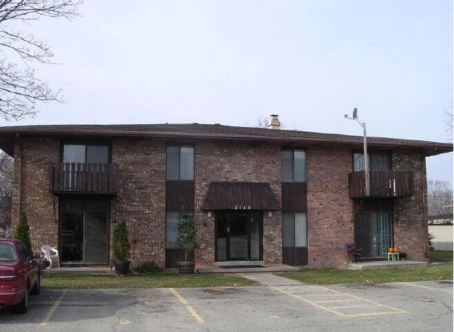 2115 Camelot Ct in Appleton, WI - Building Photo