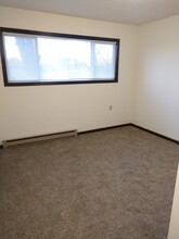 211 6th St SW, Unit 1 in Madelia, MN - Building Photo - Building Photo