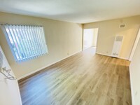 14758 Blythe St in Panorama City, CA - Foto de edificio - Building Photo