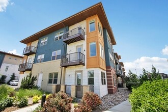 Alas Over Lowry in Denver, CO - Foto de edificio - Building Photo