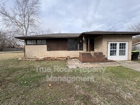 403 S Hillcrest St in Ada, OK - Building Photo