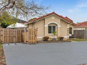 7879 NW 193rd Ter in Hialeah, FL - Building Photo - Building Photo