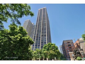 2650 N Lakeview Ave, Unit 2903 in Chicago, IL - Building Photo