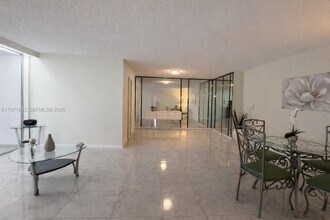 950 NE 199th St in Miami, FL - Building Photo - Building Photo