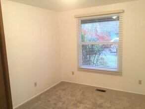 585 NE 19th St in Gresham, OR - Building Photo - Building Photo