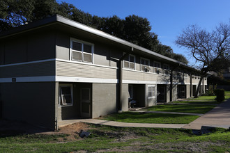 Meadowbrook Apartments in Austin, TX - Building Photo - Building Photo