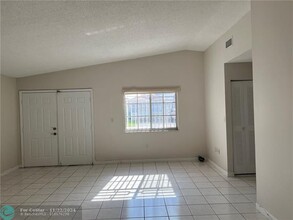 12381 NW 97th Pl in Hialeah Gardens, FL - Building Photo - Building Photo