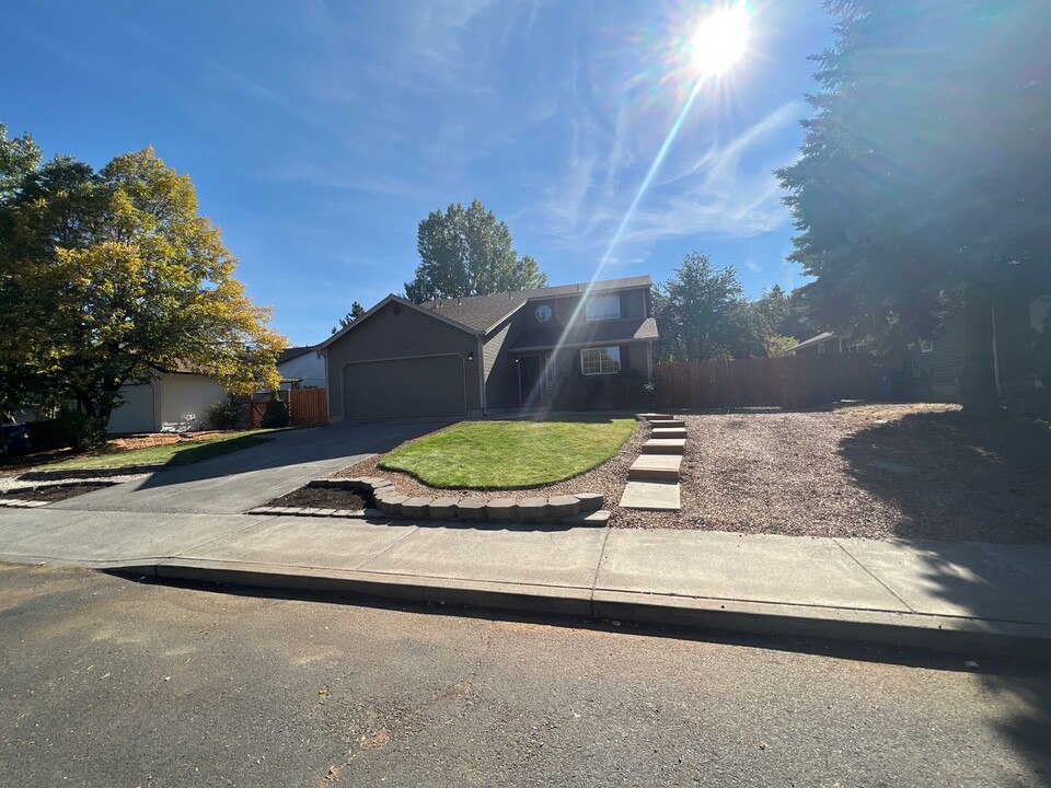 20727 NE Town Dr in Bend, OR - Building Photo