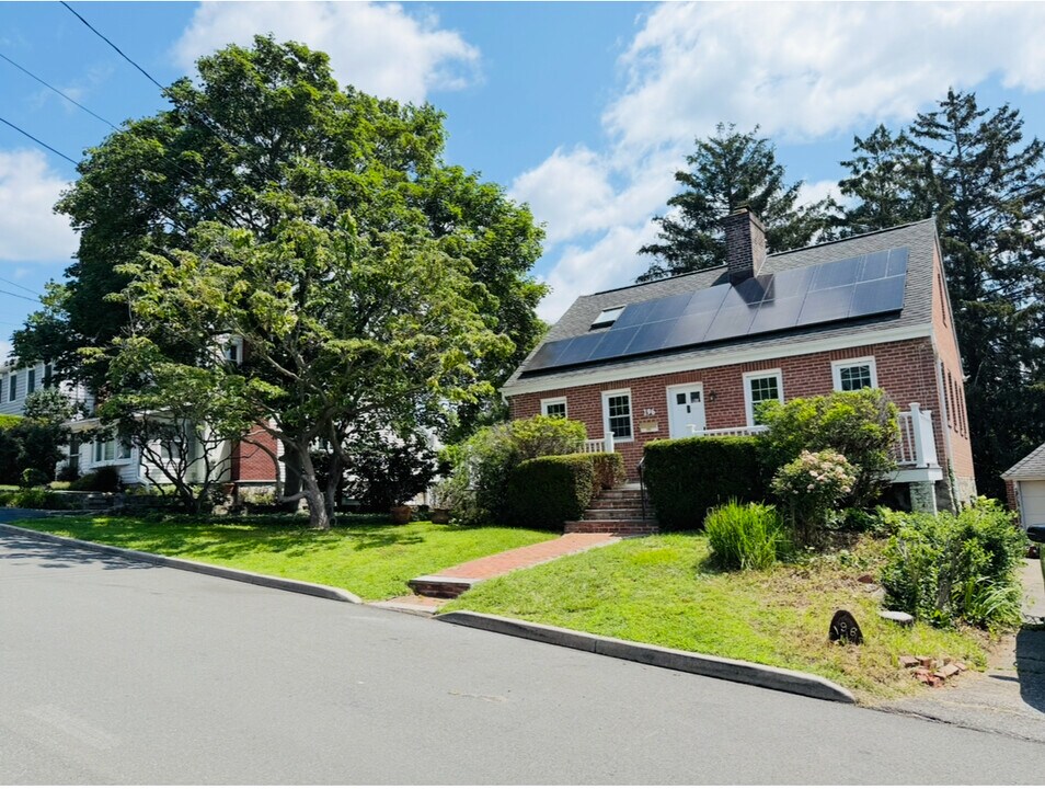 196 Woodrow Ave in Fairfield, CT - Foto de edificio