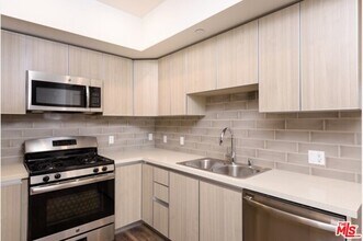 129 S Kings Rd-Unit -304 in Los Angeles, CA - Building Photo - Building Photo