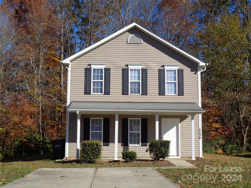 5534 Stone Bluff Ct in Charlotte, NC - Foto de edificio