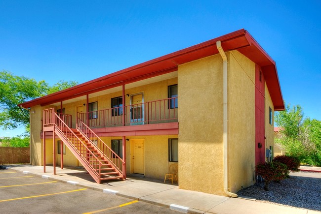 Gerald Chavez in Los Lunas, NM - Foto de edificio - Building Photo