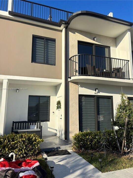 14515 SW 261st St in Homestead, FL - Foto de edificio