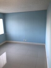 151 Lakeview Dr in Weston, FL - Building Photo - Building Photo