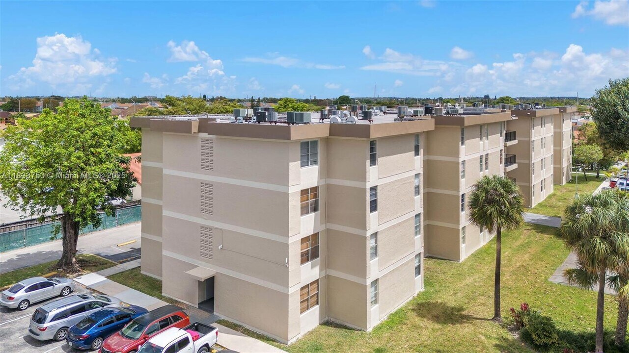 1825 W 56th St in Hialeah, FL - Building Photo
