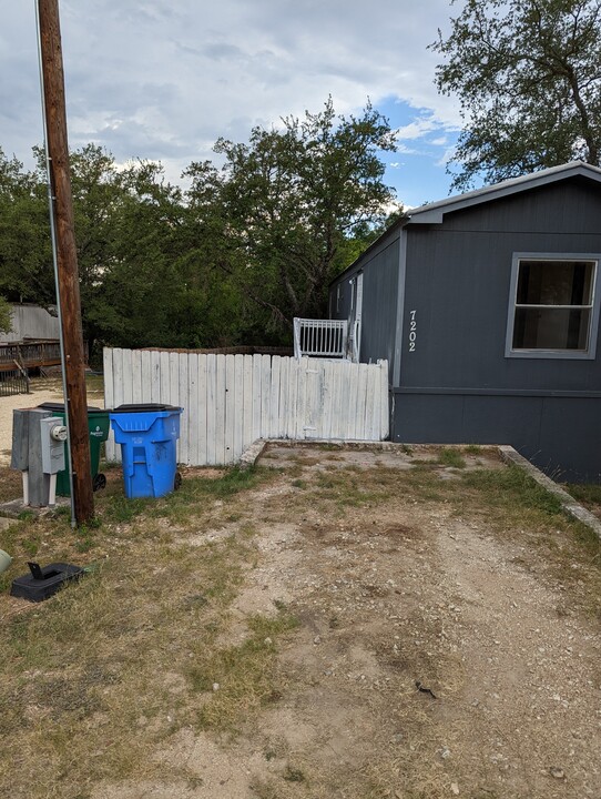 7202 Crossbow Trl in Lago Vista, TX - Building Photo