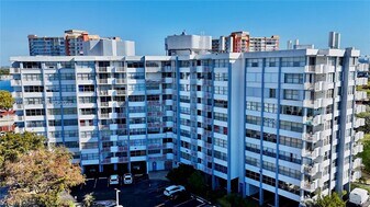 1200 NE Miami Gardens Dr in Miami, FL - Building Photo