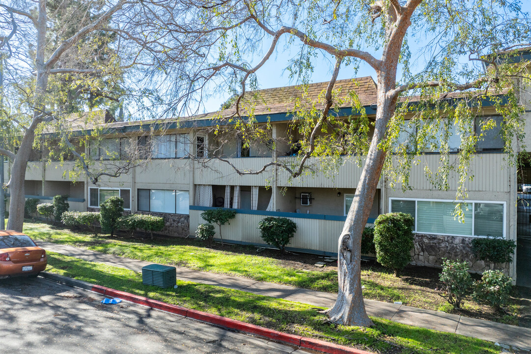 Islandia Condominiums in Concord, CA - Building Photo