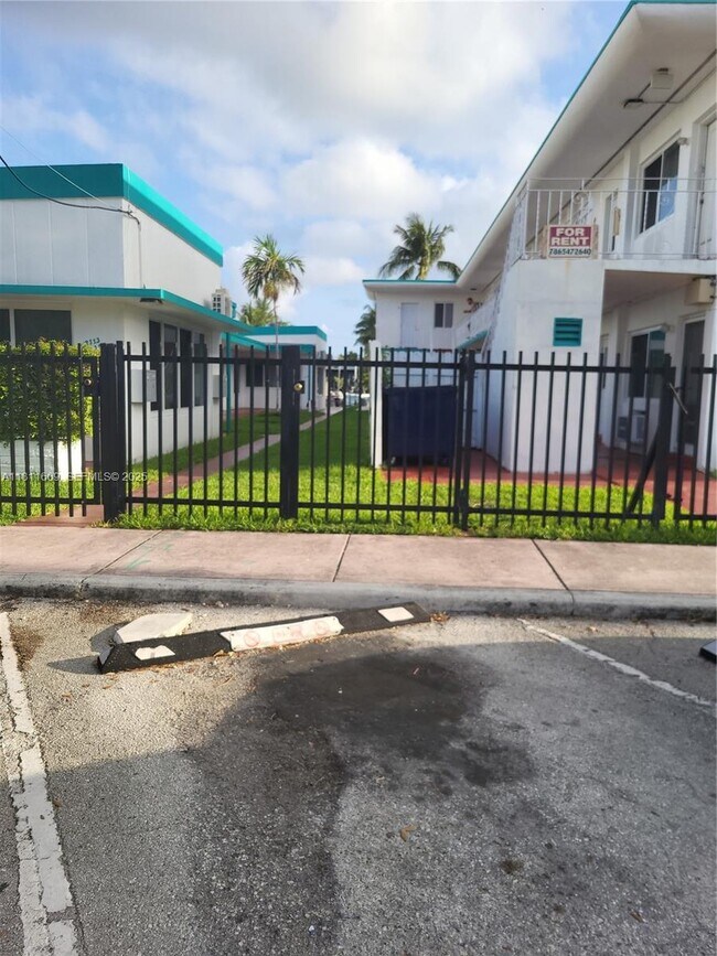 2101 Calais Dr in Miami Beach, FL - Foto de edificio - Building Photo