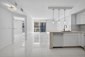 5077 NW 7th St, Unit 610 in Miami, FL - Building Photo - Building Photo