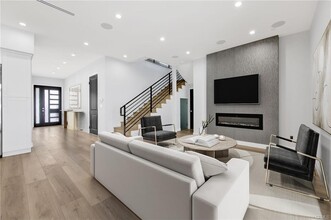 251 S Griffith Park Dr in Burbank, CA - Building Photo - Building Photo
