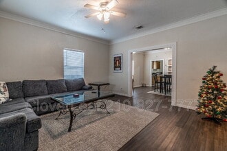 1317 W French Pl in San Antonio, TX - Building Photo - Building Photo