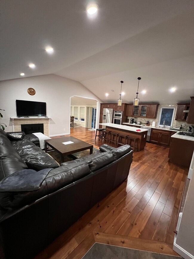 35 Glen Cir, Unit 1