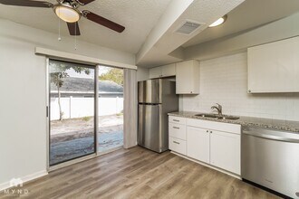 728 E Spruce St in Tarpon Springs, FL - Foto de edificio - Building Photo