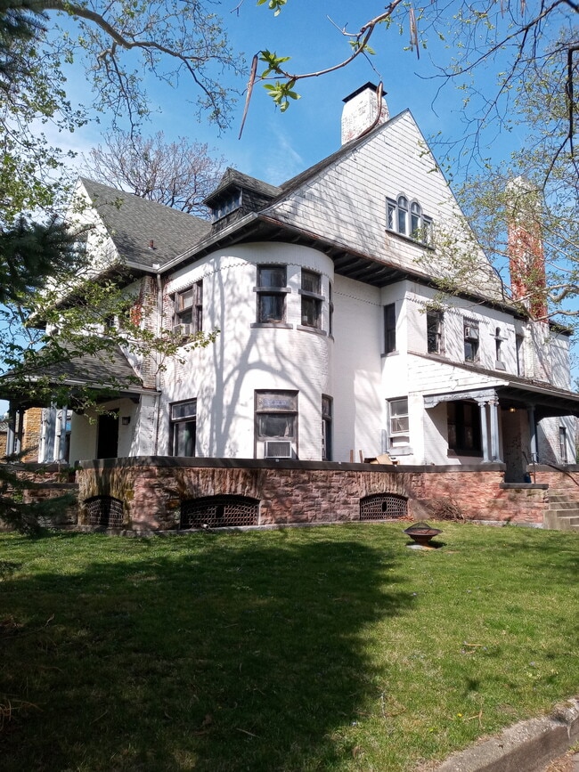property at 444 S 6th St