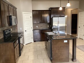 11232 NW 101st St in Yukon, OK - Foto de edificio - Building Photo