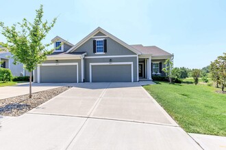 Fairways Villas at City Center in Lenexa, KS - Foto de edificio - Building Photo