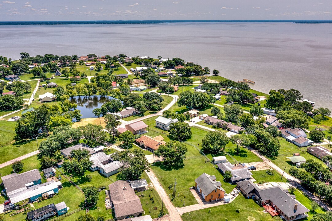 20 Clearview in Pointblank, TX - Building Photo