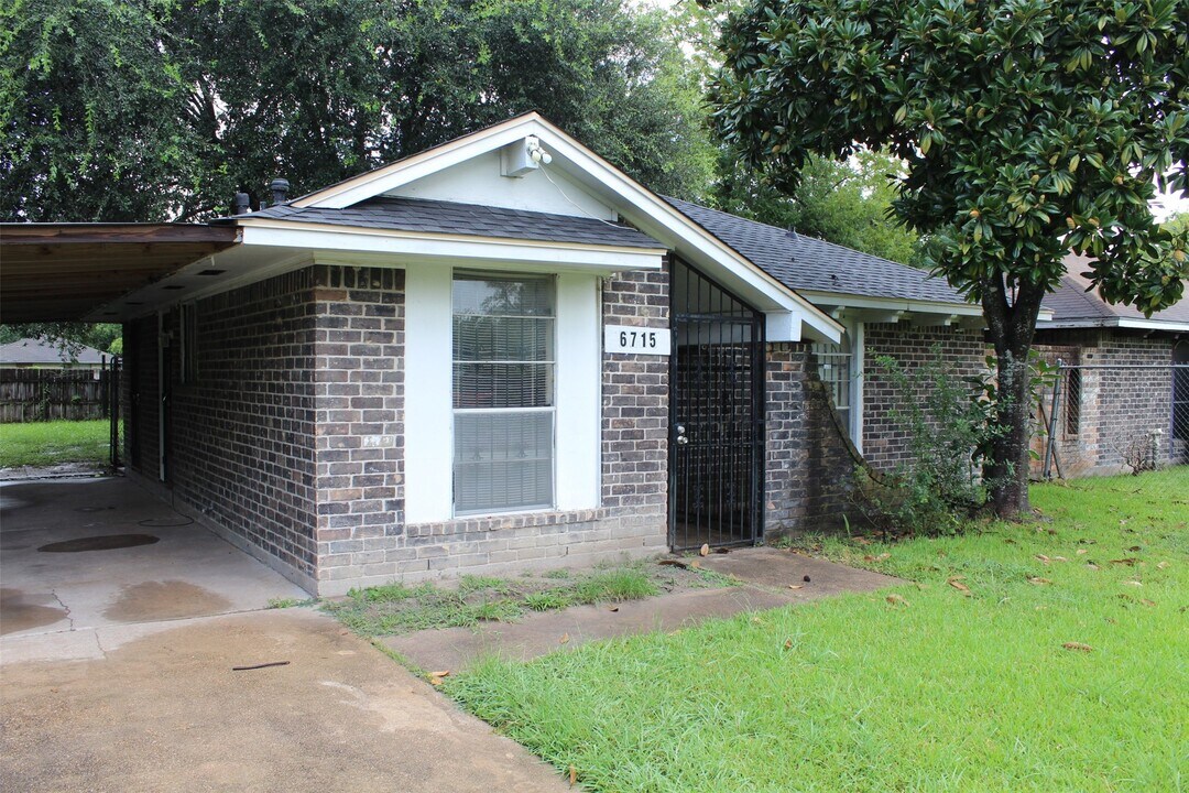6715 Hopper Rd in Houston, TX - Building Photo
