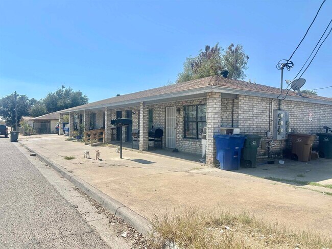 1219 Willow St in Laredo, TX - Building Photo - Building Photo