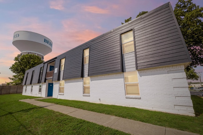 531 Bedford Rd in Bedford, TX - Foto de edificio - Building Photo