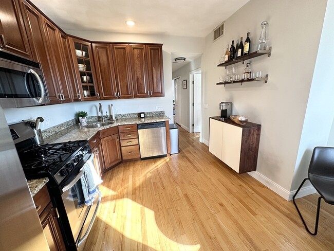 587 E 4th St, Unit 3 in Boston, MA - Building Photo - Building Photo