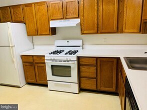 876 Quince Orchard Blvd in Gaithersburg, MD - Building Photo - Building Photo