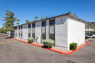 Montecito Apartments in Phoenix, AZ - Foto de edificio - Building Photo