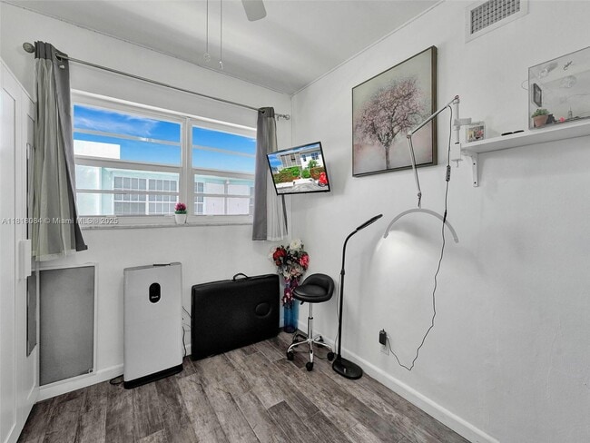 2858 Pine Tree Dr in Miami Beach, FL - Building Photo - Building Photo