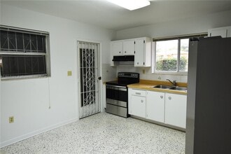 1532 SW 23rd St, Unit 1532 in Miami, FL - Foto de edificio - Building Photo