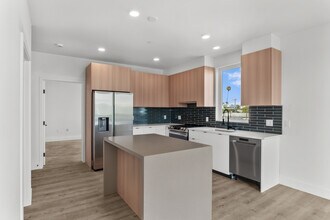 5815 Lexington Ave-Unit -401 in Los Angeles, CA - Building Photo - Building Photo