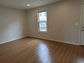 8 Lawton Pl, Unit 7 in Waltham, MA - Building Photo - Building Photo