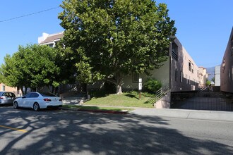 407-409 W Lexington Dr in Glendale, CA - Foto de edificio - Building Photo