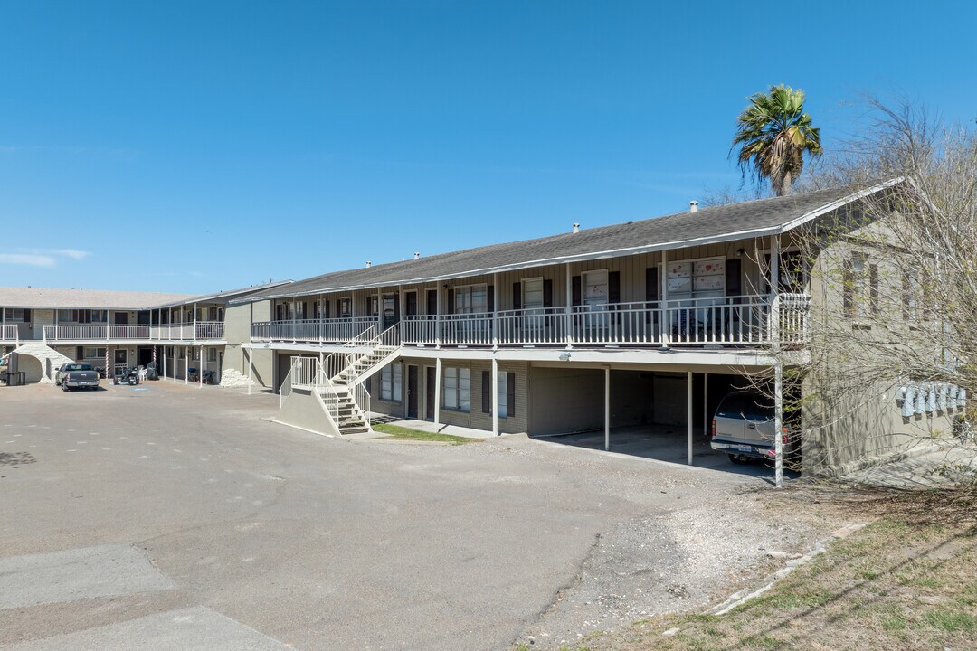 Westwood Apartments in Corpus Christi, TX - Building Photo