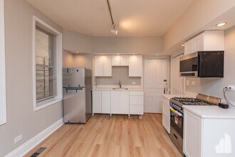 2334 N Southport Ave, Unit 1F in Chicago, IL - Foto de edificio - Building Photo