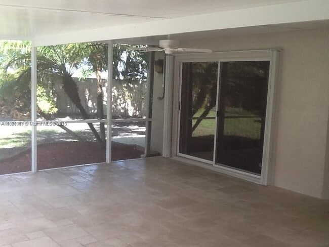 24 Gables Blvd in Weston, FL - Building Photo - Building Photo