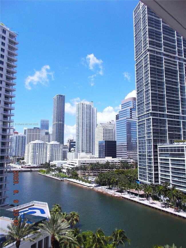901 Brickell Key Blvd, Unit 1201 in Miami, FL - Foto de edificio - Building Photo