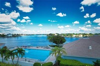 9425 Blind Pass Rd in St Pete Beach, FL - Foto de edificio - Building Photo